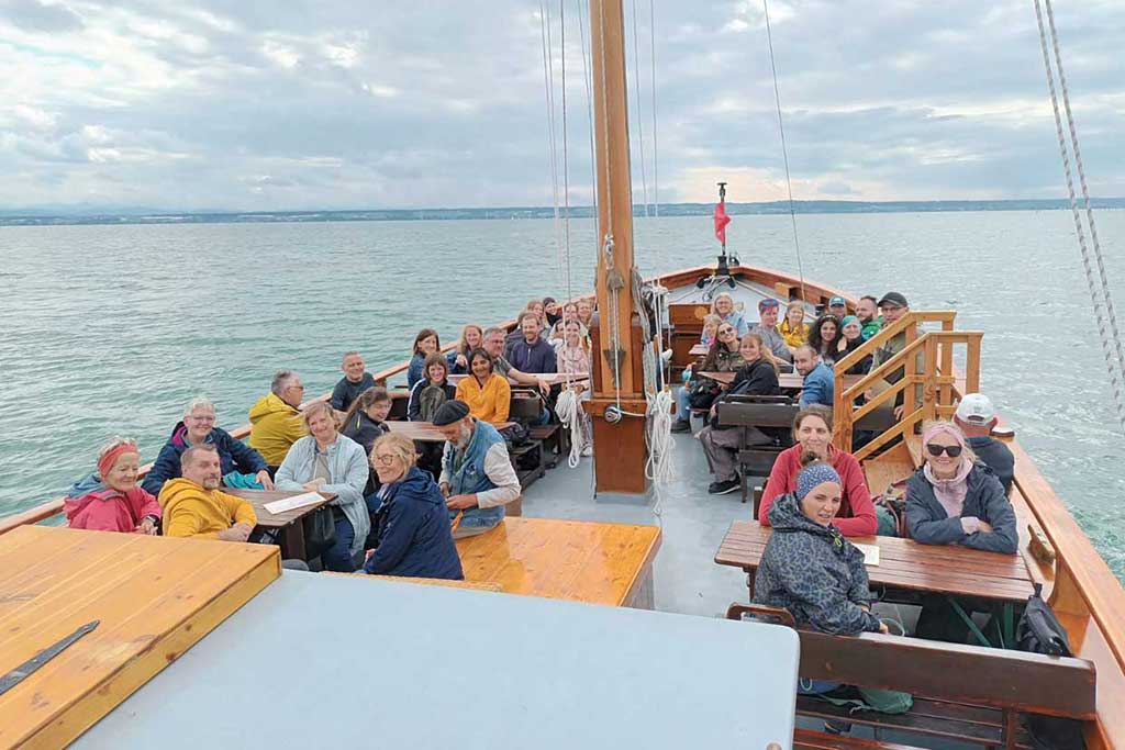 Team bei Ausflug auf Schiff